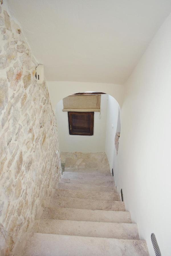Yi Artistry 1-Bedroom Medieval Holiday House Kalamoti Екстериор снимка