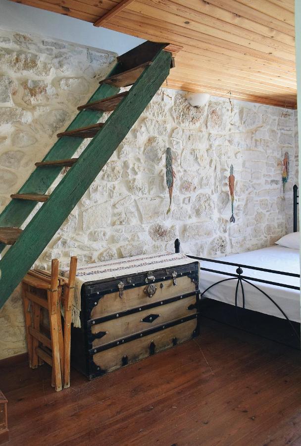 Yi Artistry 1-Bedroom Medieval Holiday House Kalamoti Екстериор снимка