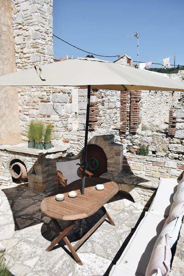 Yi Artistry 1-Bedroom Medieval Holiday House Kalamoti Екстериор снимка